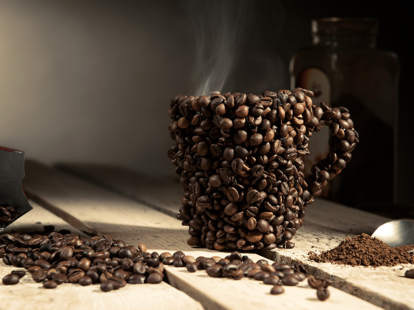 Чашка из кофейных зерен с горячим кофе 