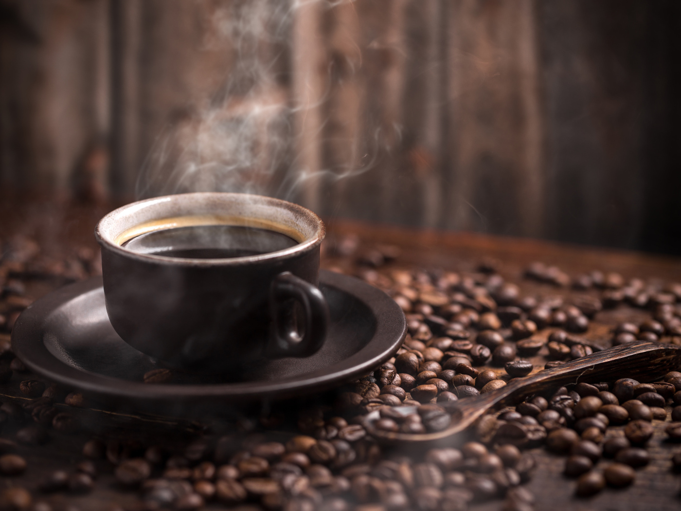 Чашка горячего ароматного кофе с кофейными зернами