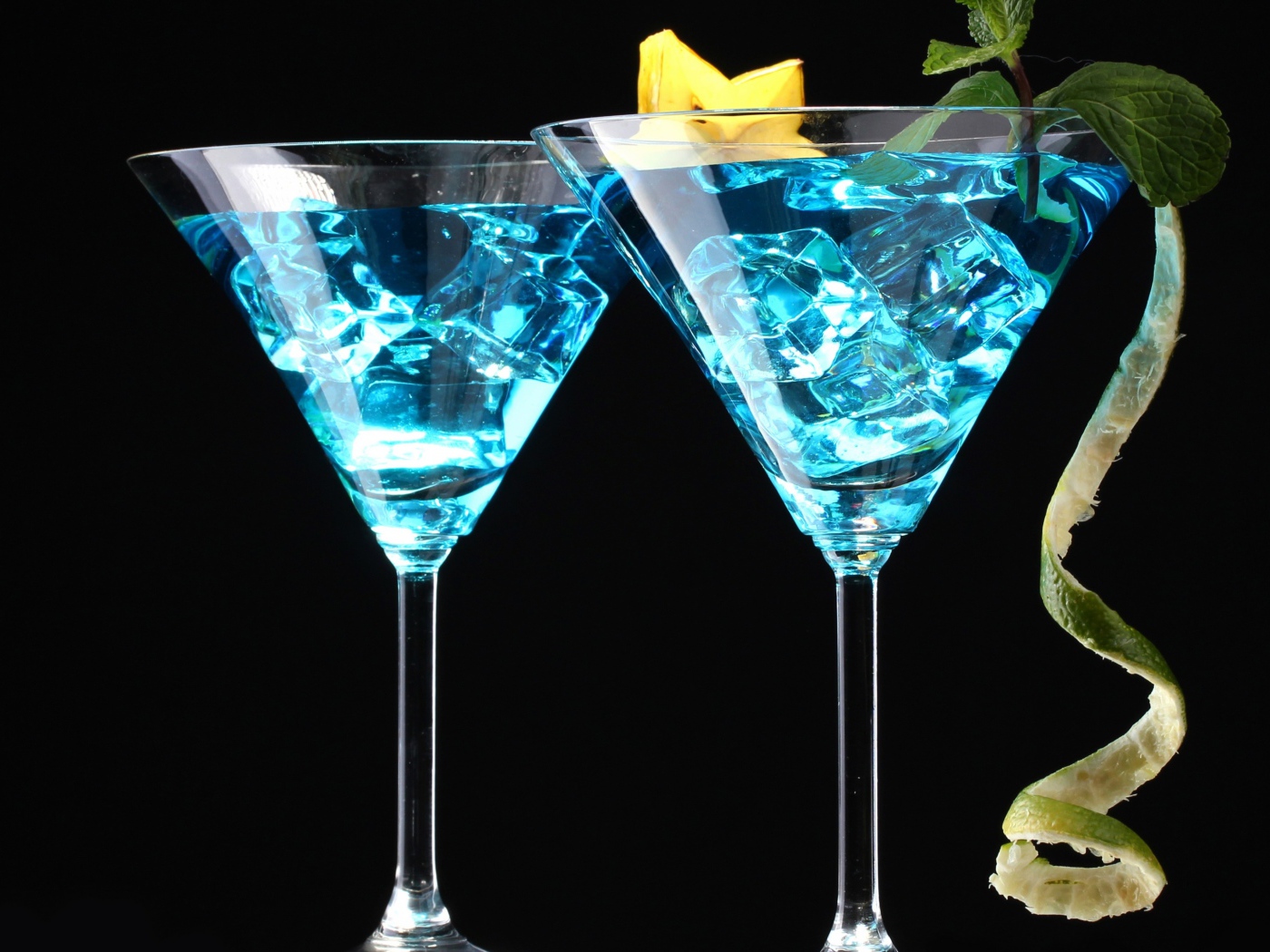 Коктейль Бомбей со льдом, лаймом и джиной на черном фоне