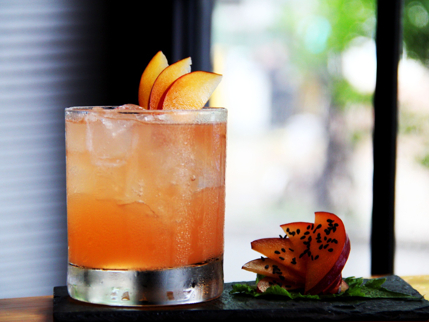 Коктейль с ромом, льдом, кусочками манго и мятой  в стакане