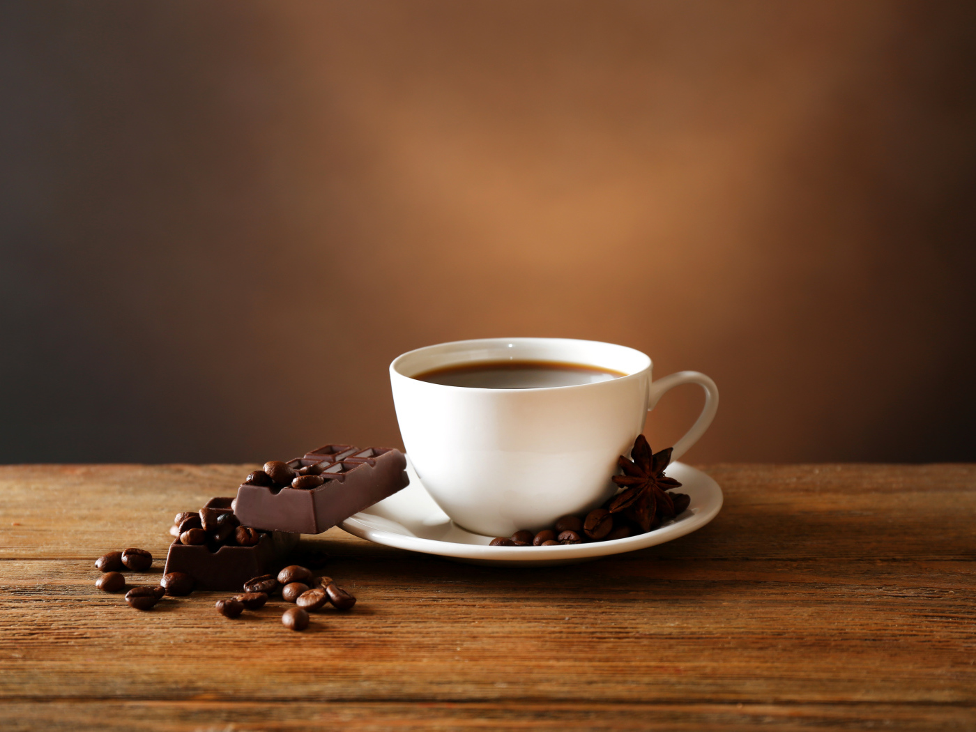 Кофе в белой чашке с черным шоколадом