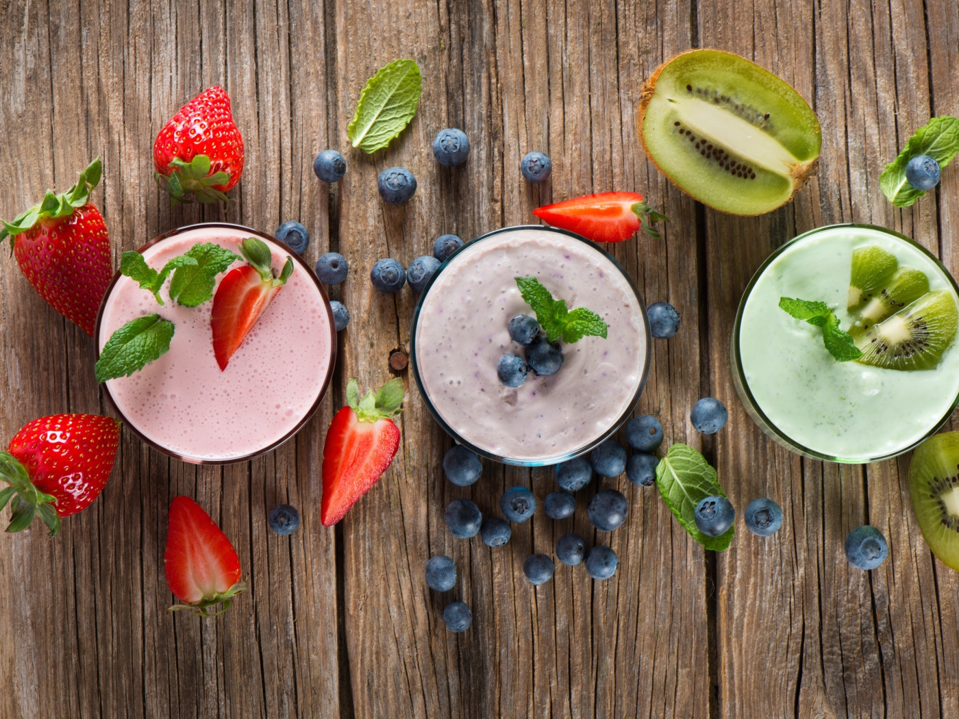 Свежее смузи из клубники, черники и киви на столе вид сверху