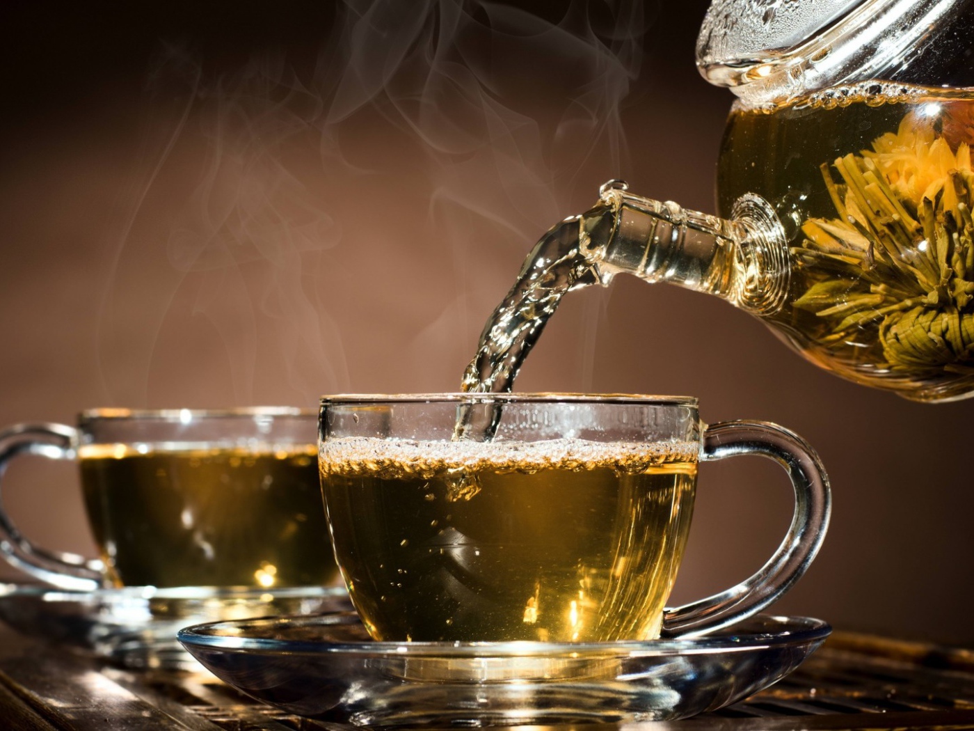 Травяной чай в прозрачных чашках 