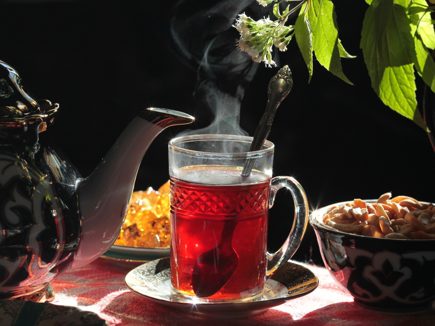 Горячий чай в стеклянной чашке на столе