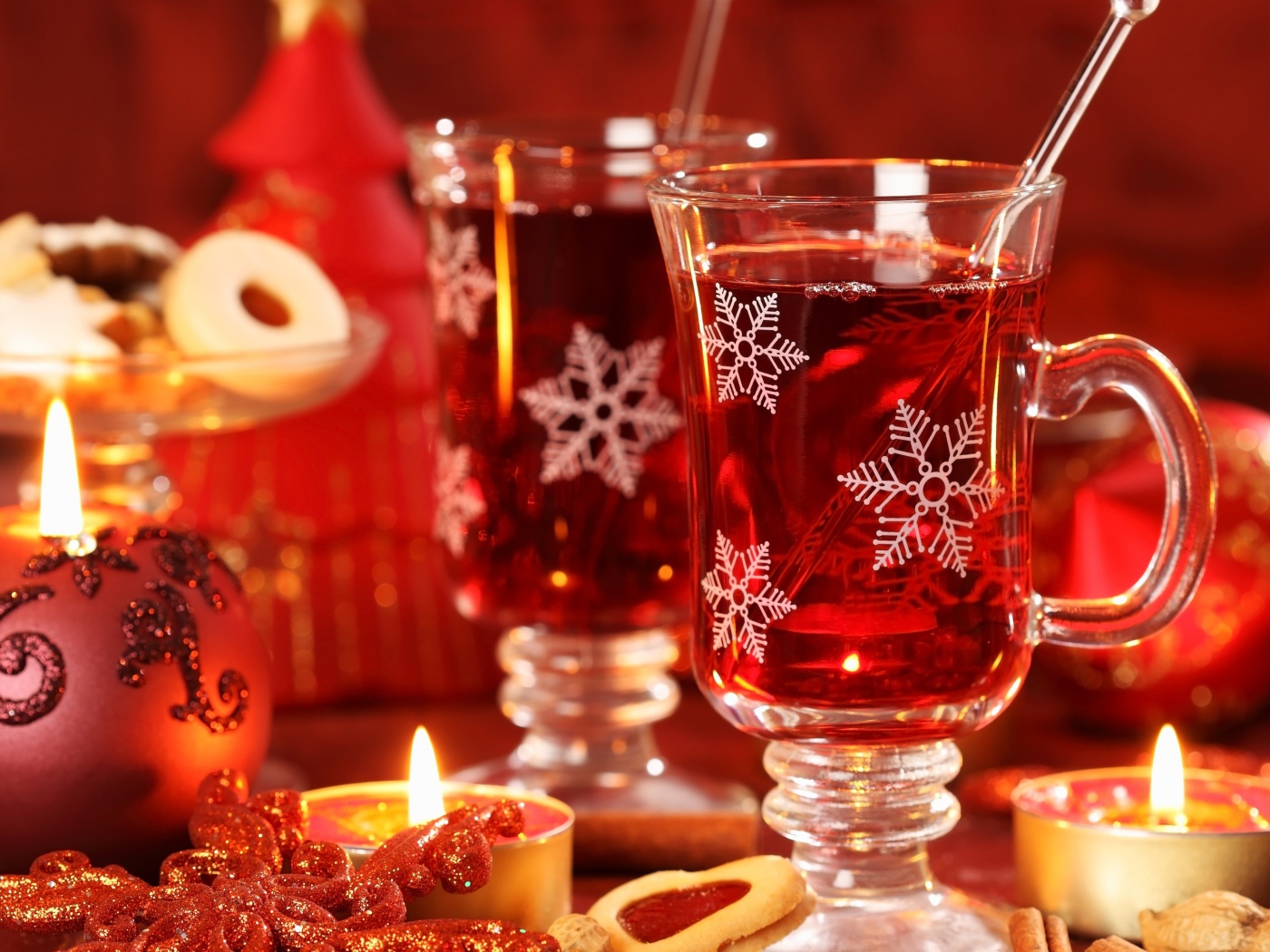 Новогодний глинтвейн с праздничными свечами