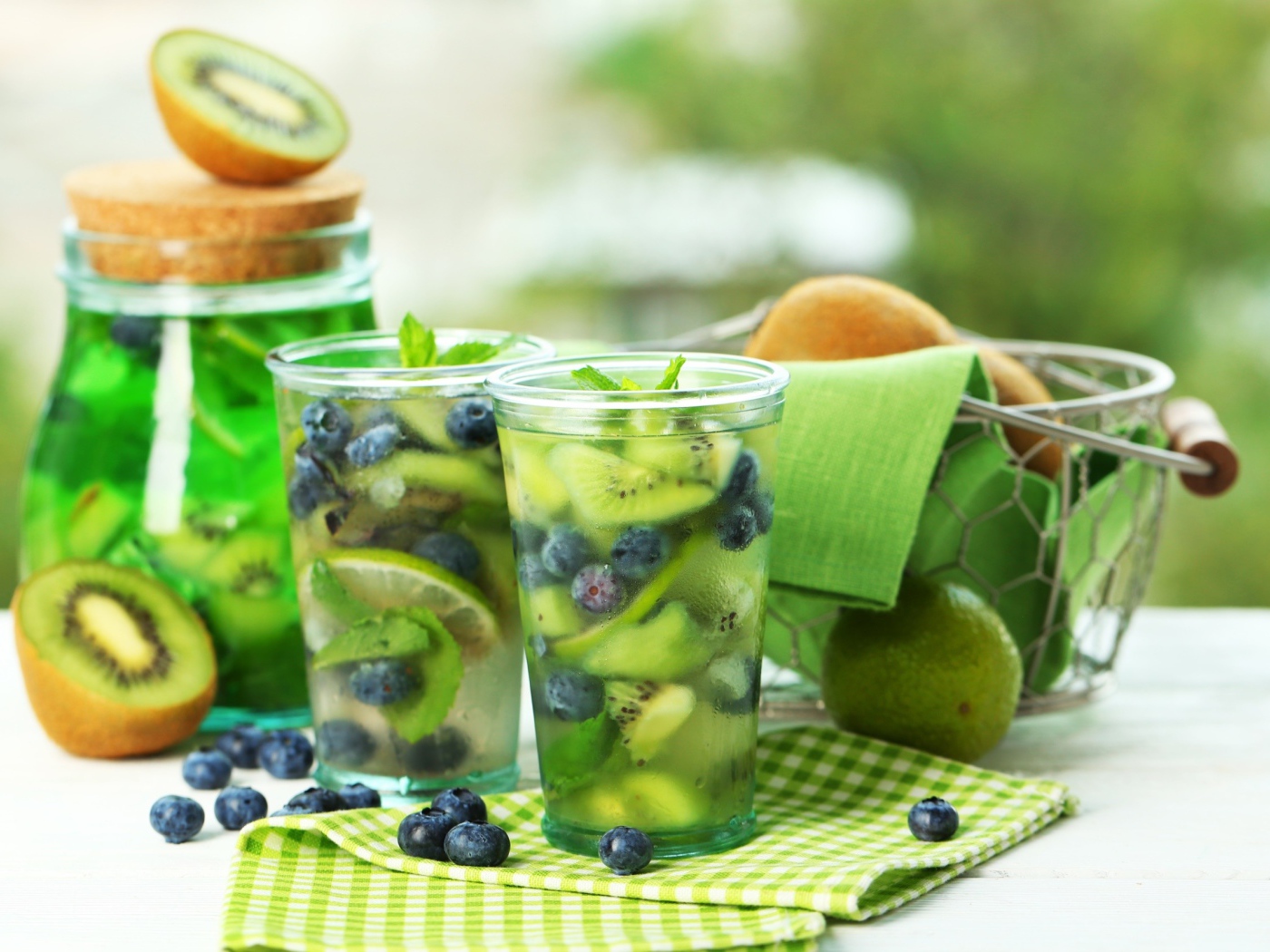 Освежающий напиток с киви, лаймом и черникой 