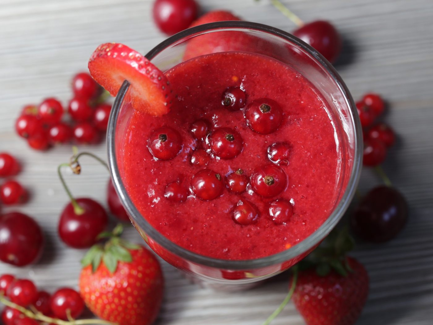 Смузи с ягодами смородины, вишней и клубникой