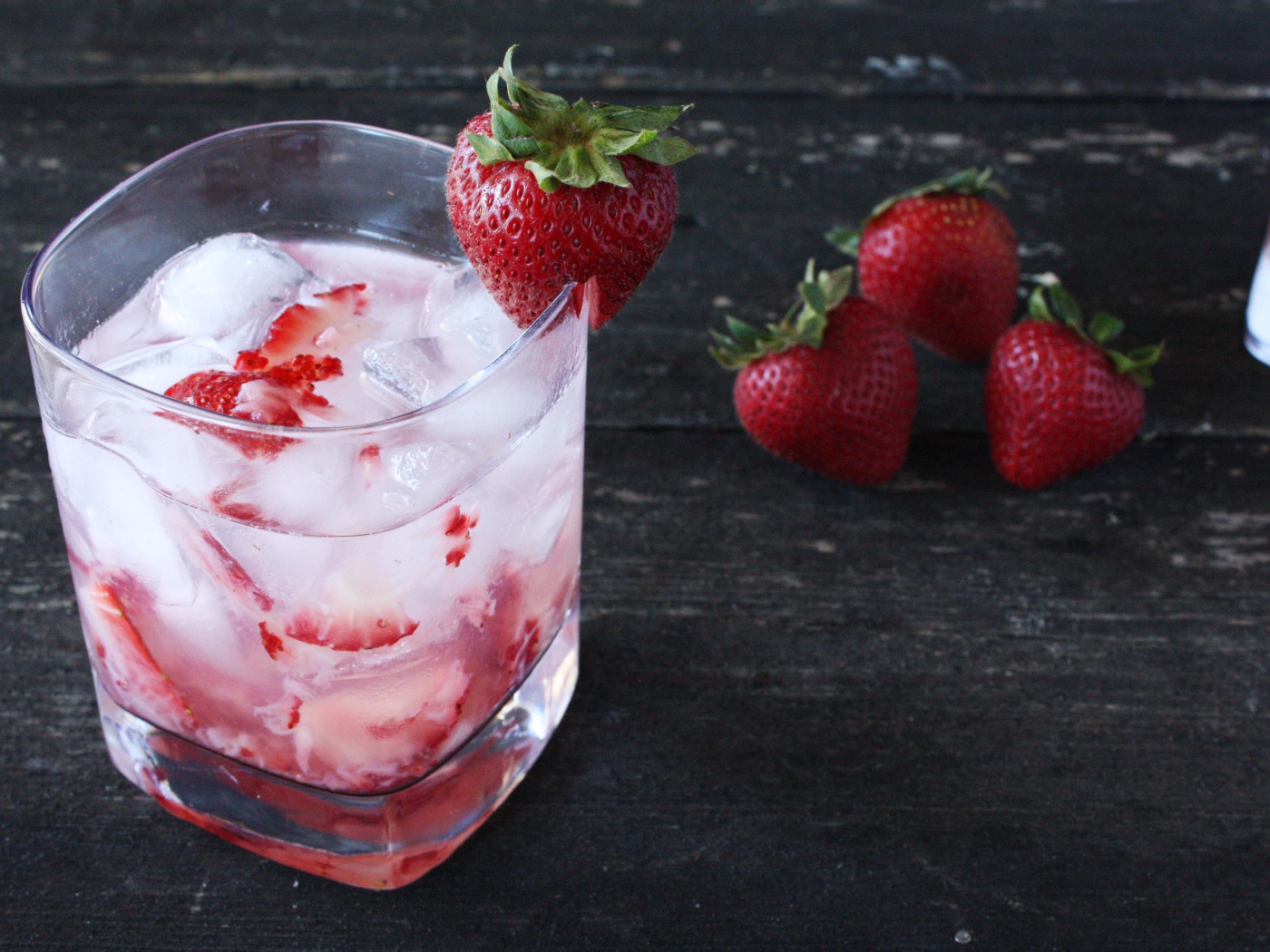 Клубничный коктейль в стакане со льдом