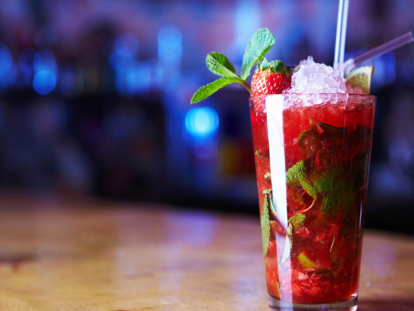 Клубничный коктейль мохито со льдом и мятой в стакане