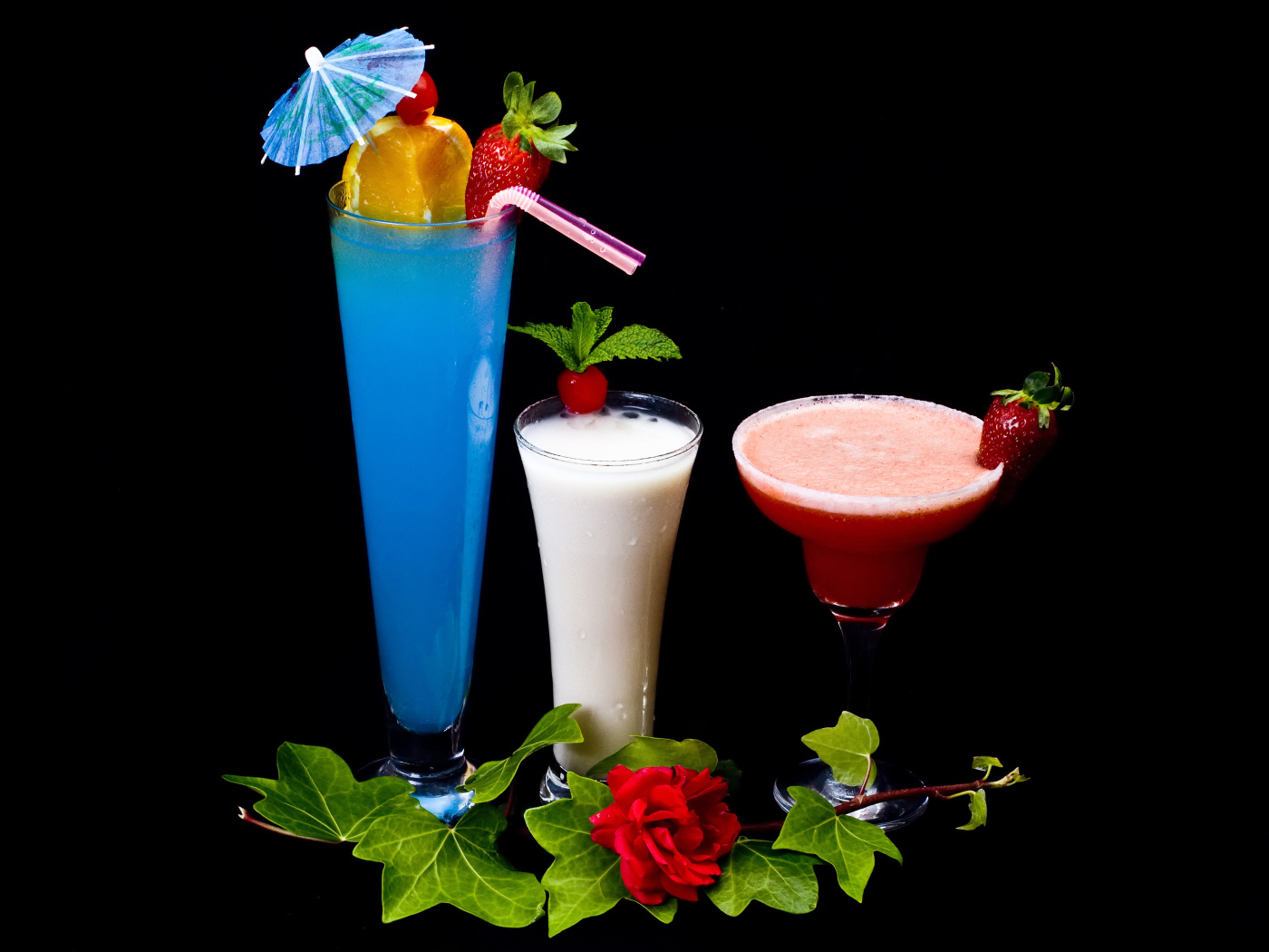 Три аппетитных коктейля на черном фоне