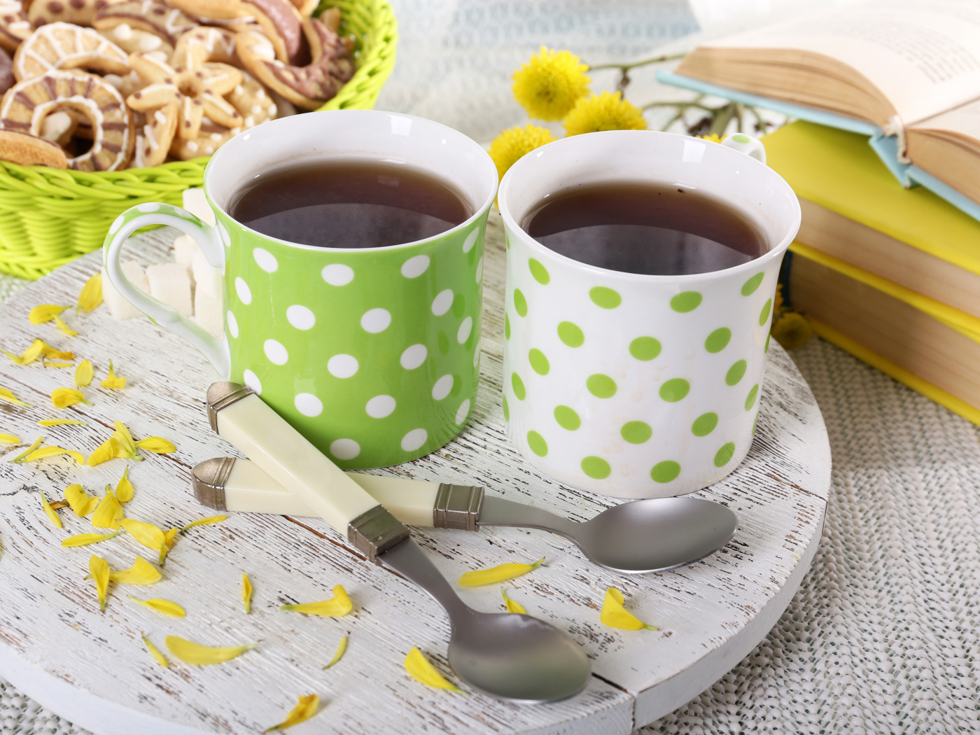 Две чашки ароматного чая с печеньем 