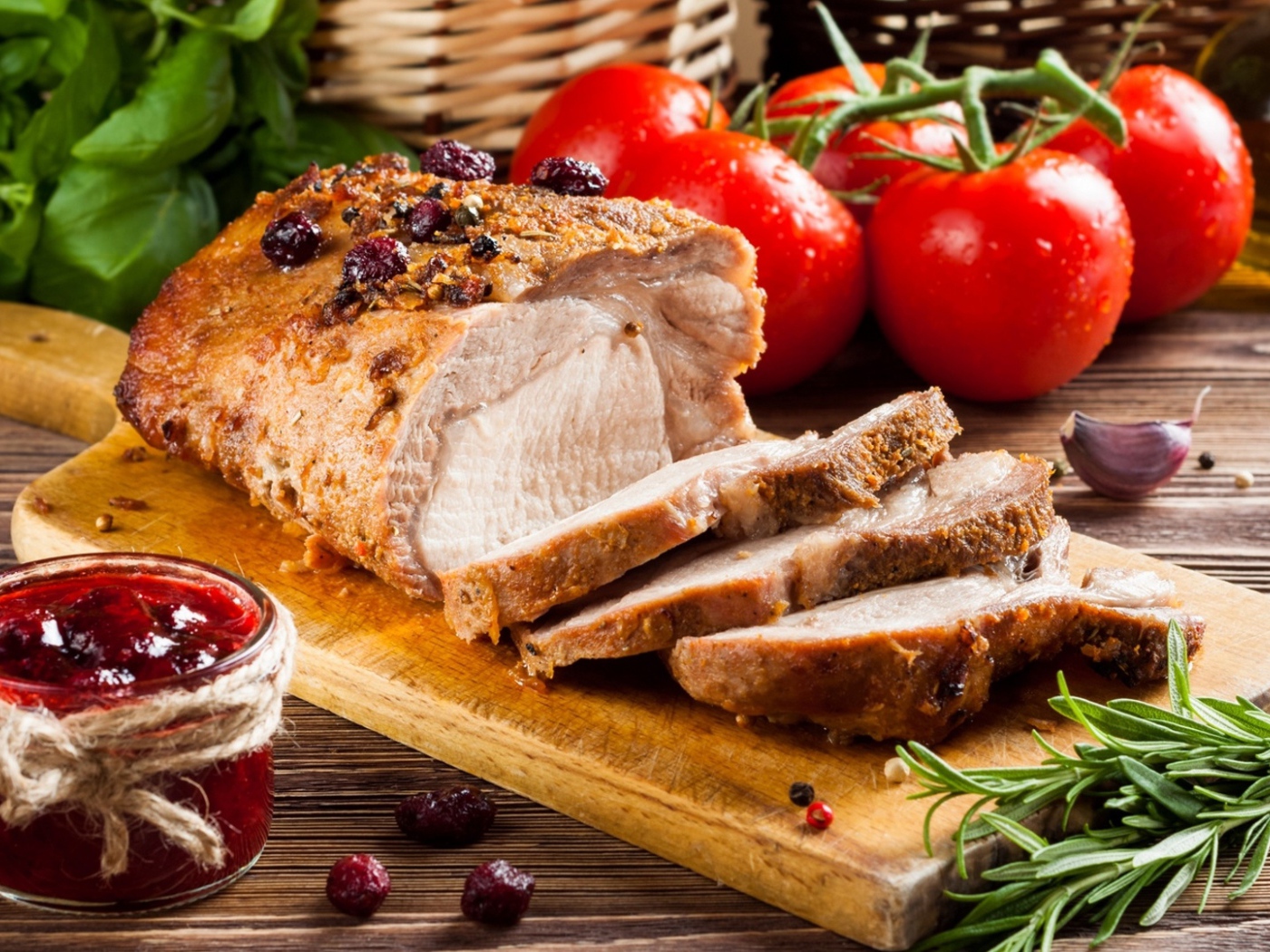 Аппетитный сочный кусок мяса с овощами 