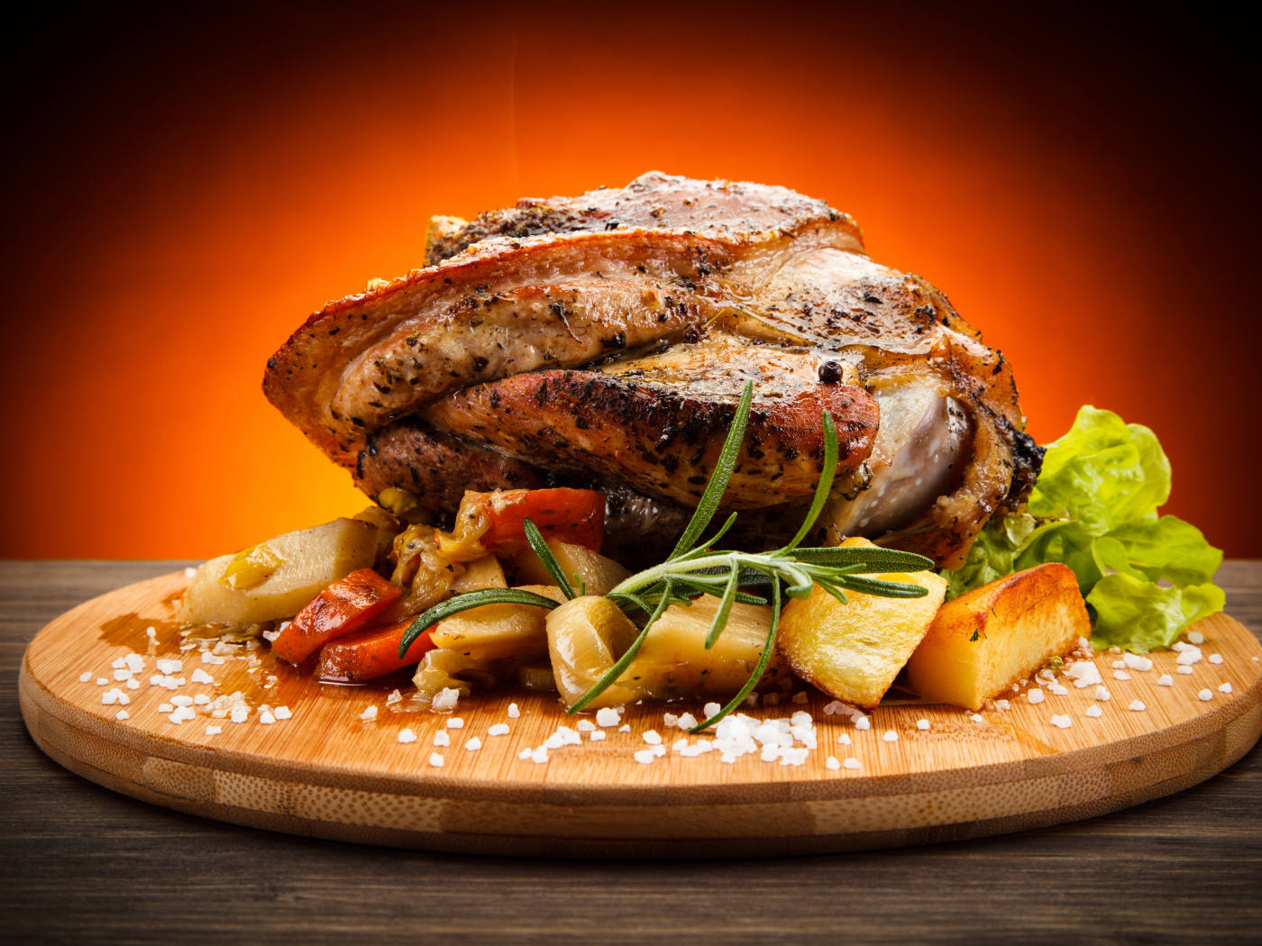 Аппетитный сочный кусок мяса с овощами и солью на разделочной доске