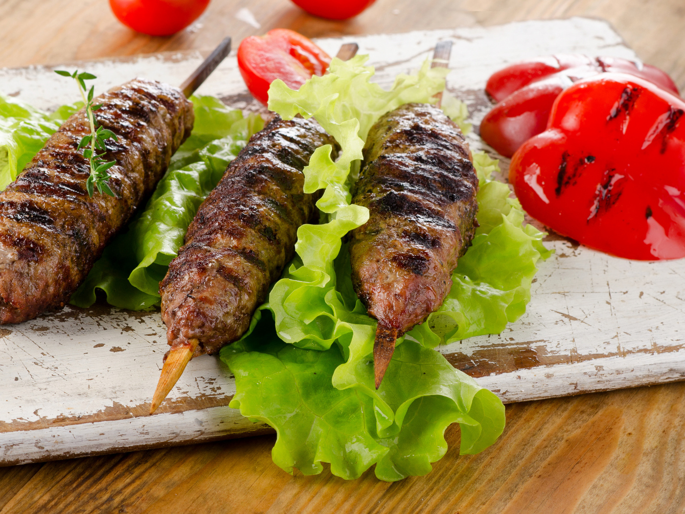 Аппетитный кебаб с перцем и листьями салата