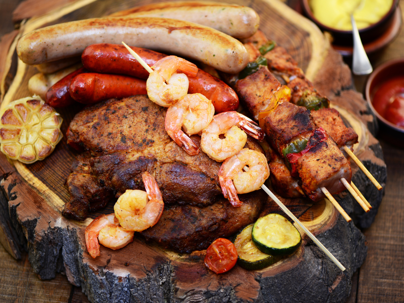 Аппетитное мясо и креветки барбекю на столе