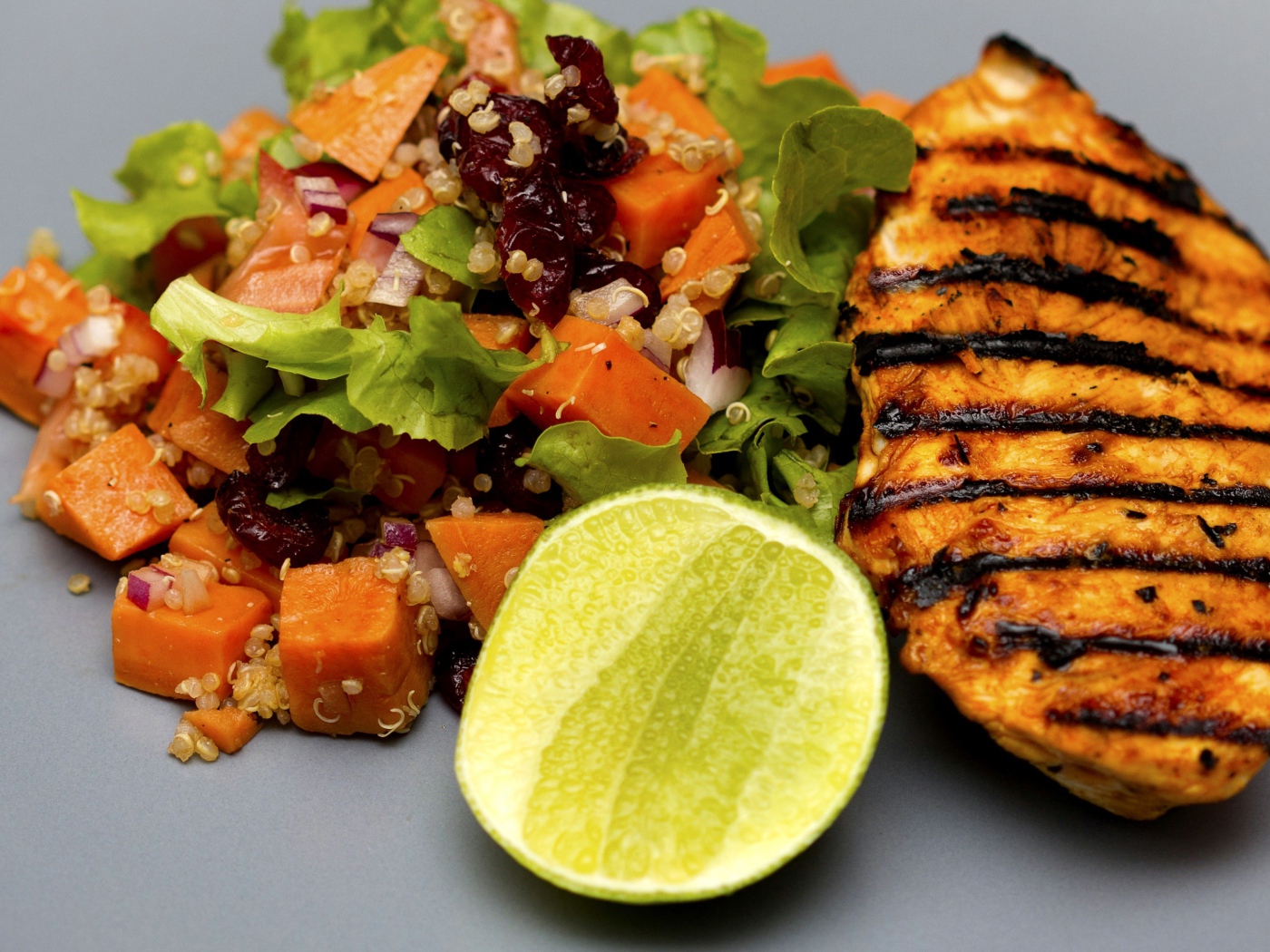 Аппетитный кусочек жареной курицы гриль на тарелке с овощами