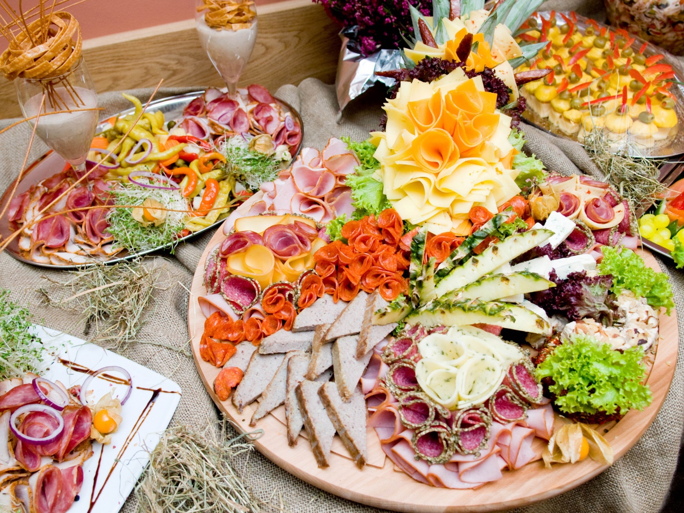 Аппетитные нарезки на праздничном столе