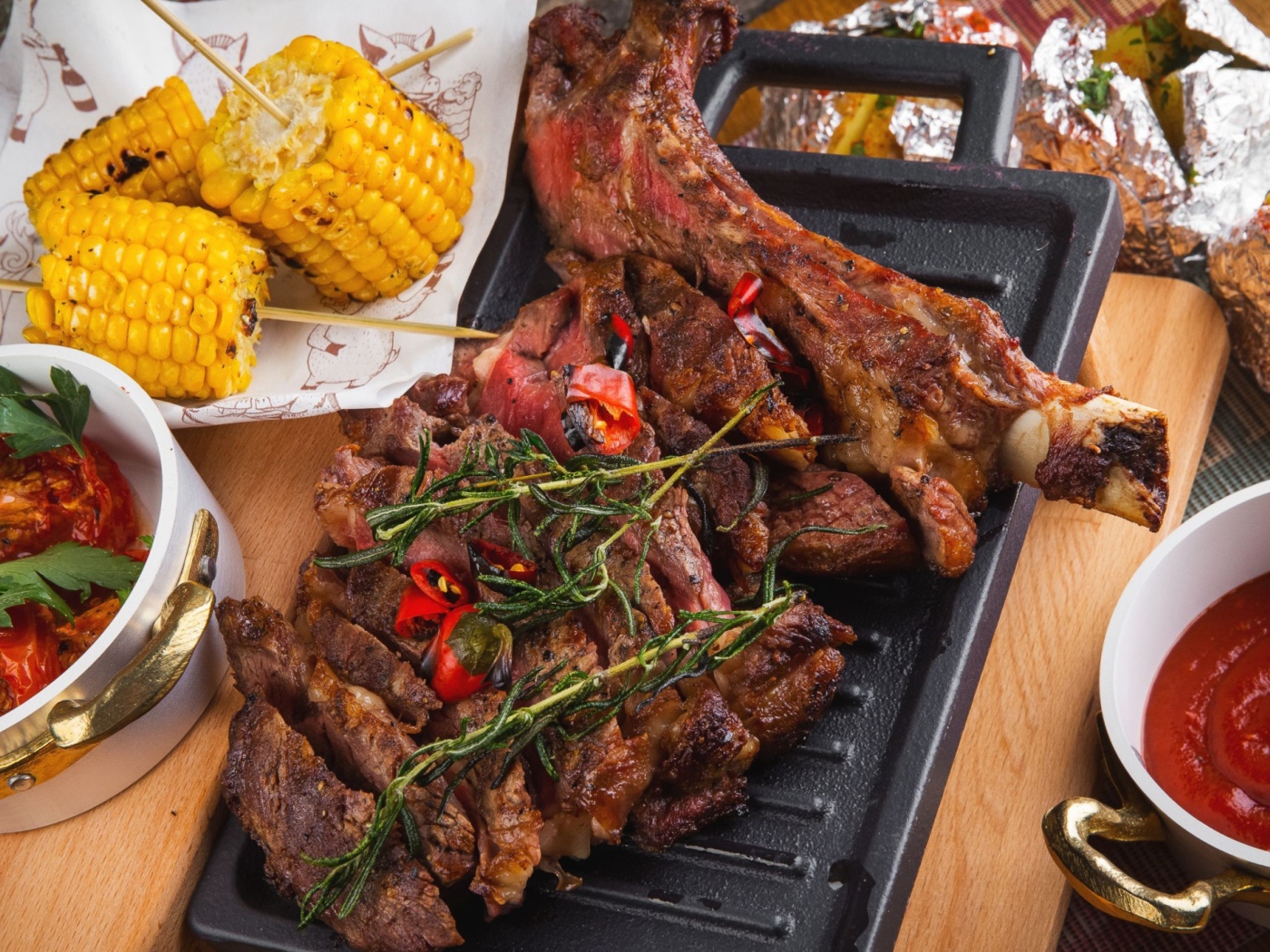 Запеченное мясо с кукурузой и кетчупом на столе