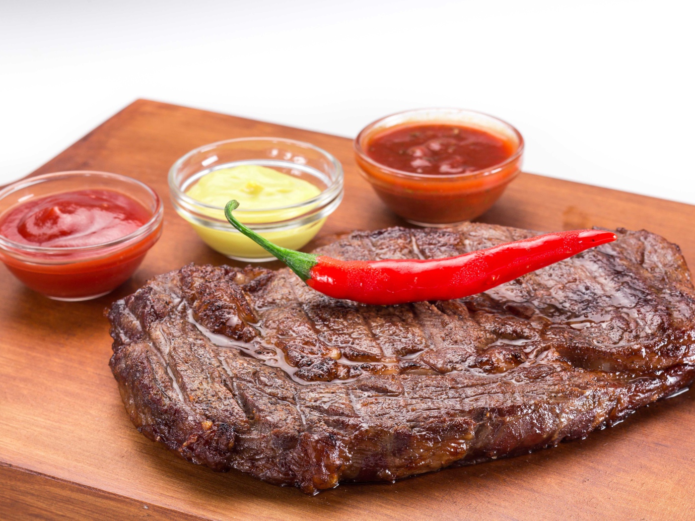 Сочный кусок мяса с перцем чили и соусами