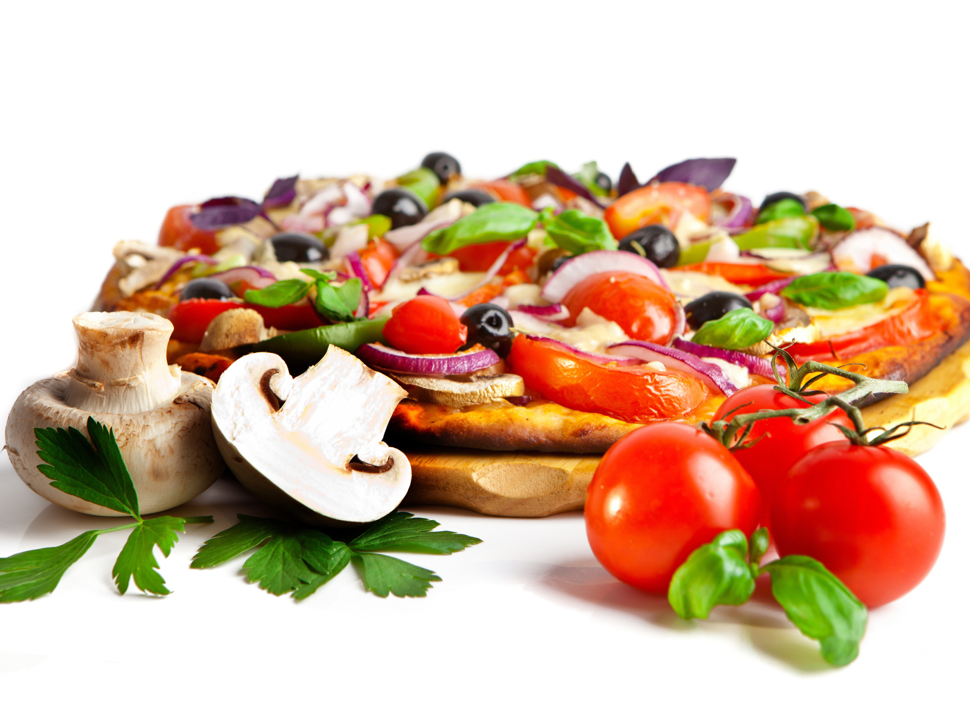 Аппетитная пицца со свежими грибами и помидорами на белом фоне