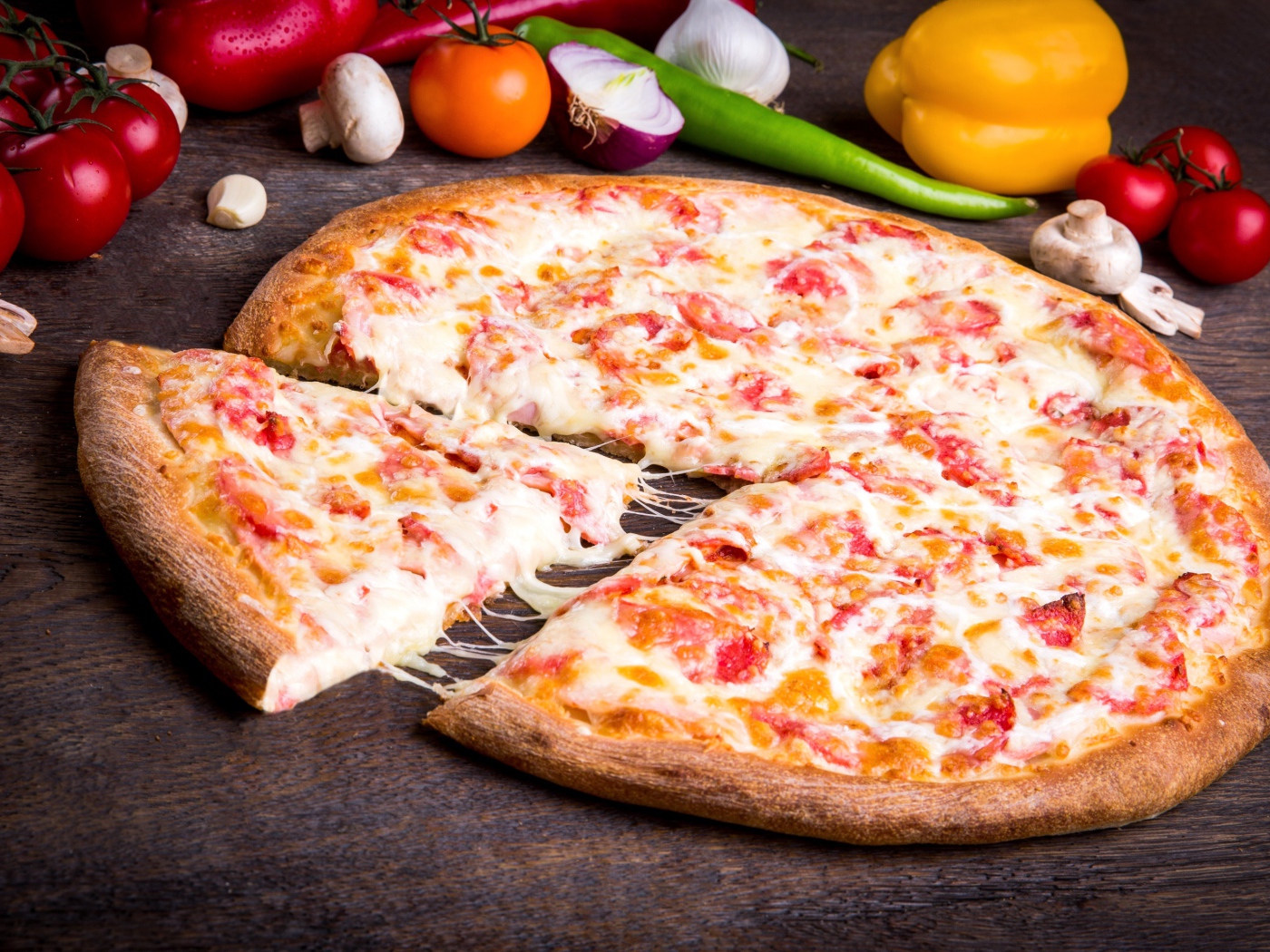 Вкусная горячая пицца с колбасой и сыром 