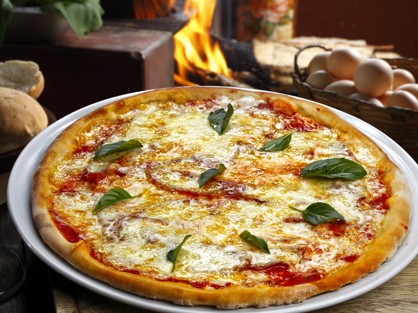 Горячая пицца с помидорами  и сыром 