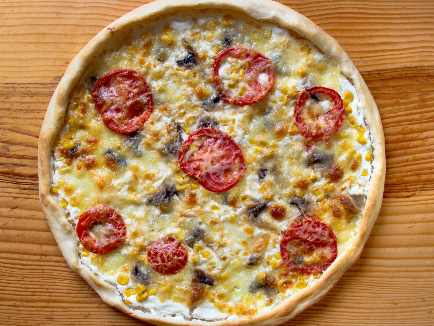 Итальянская пицца с помидорами и сыром на столе