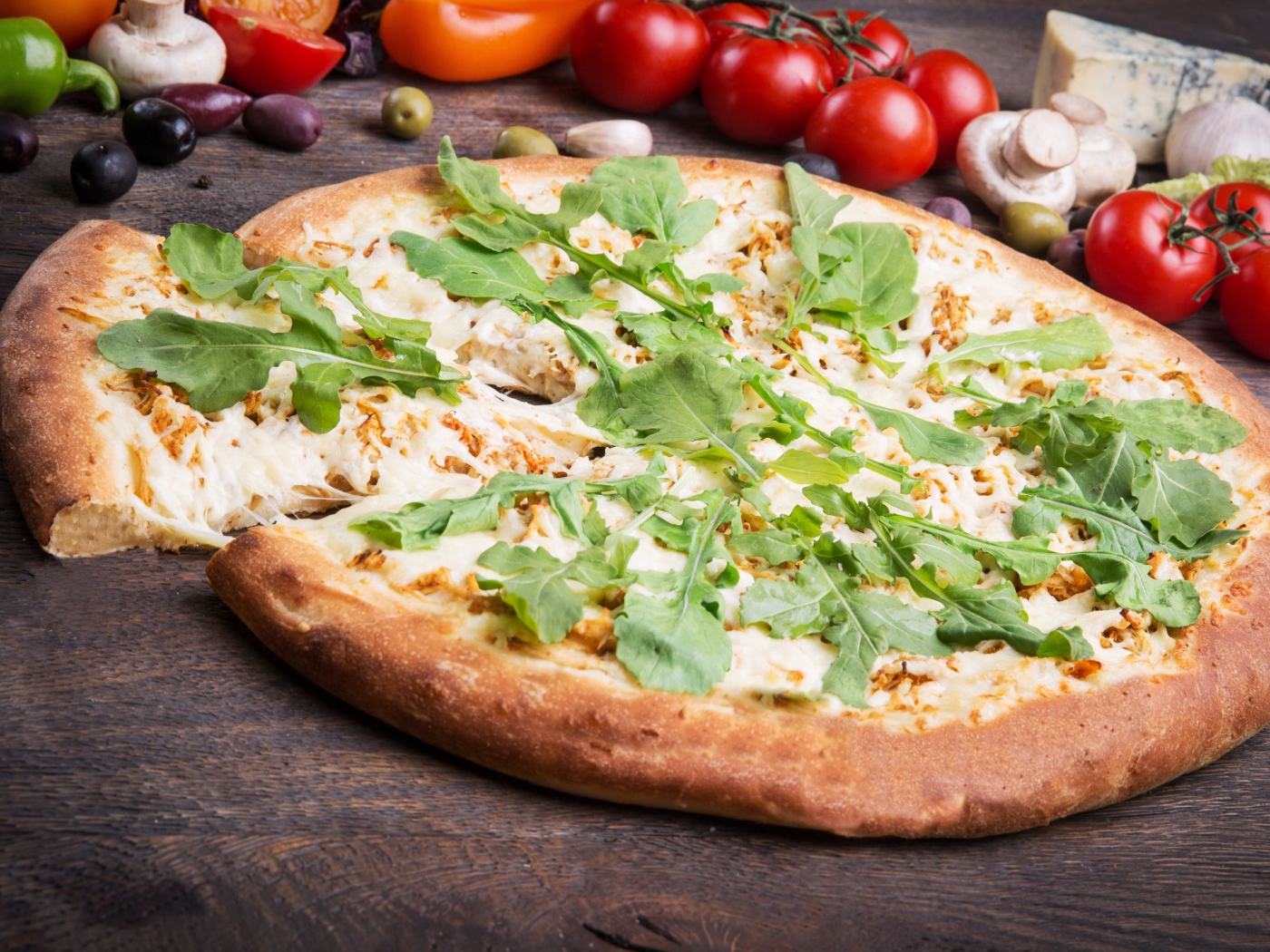 Румяная пицца с сыром,  томатами и зеленью 