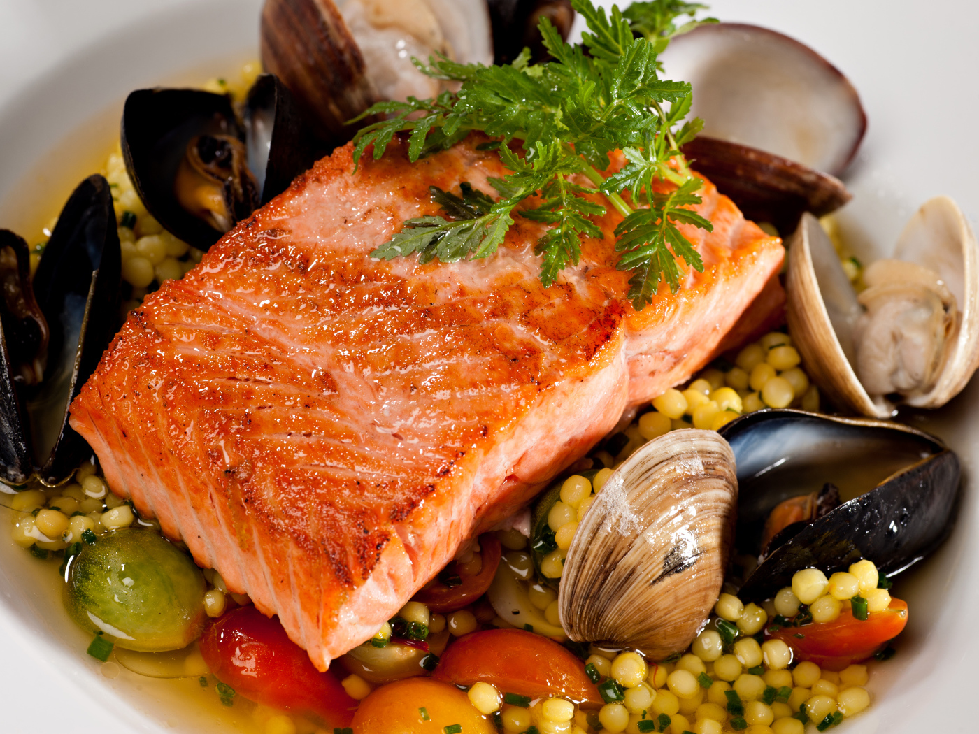 Кусок красной рыбы с морепродуктами и овощами 