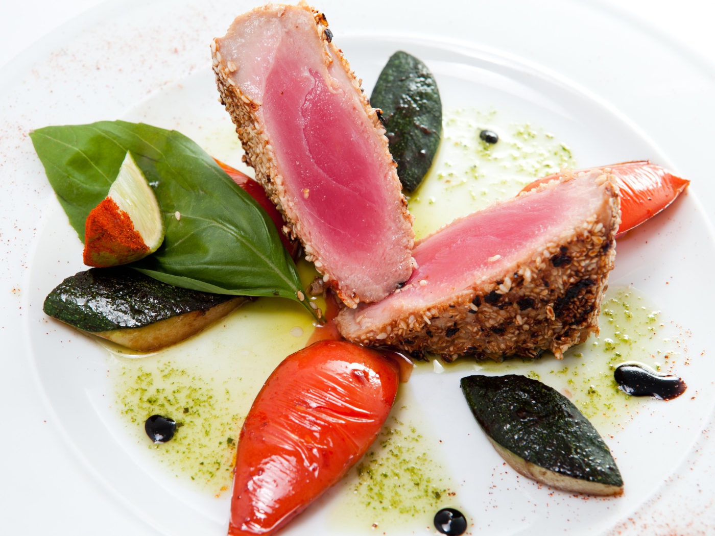 Аппетитный стейк из тунца с овощами на белой тарелке