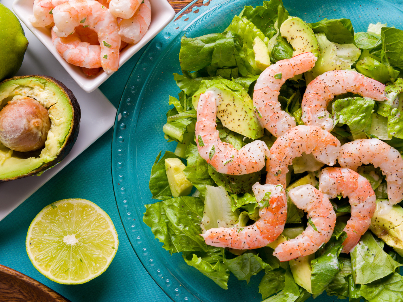 Вкусный салат с авокадо, лимоном  и креветками 