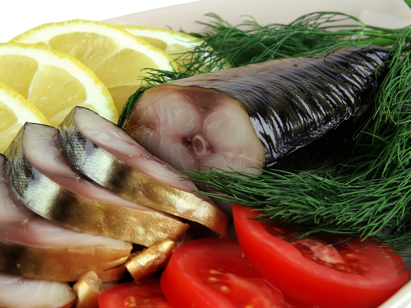 Копченая скумбрия со свежими помидорами, лимоном и зеленью укропа