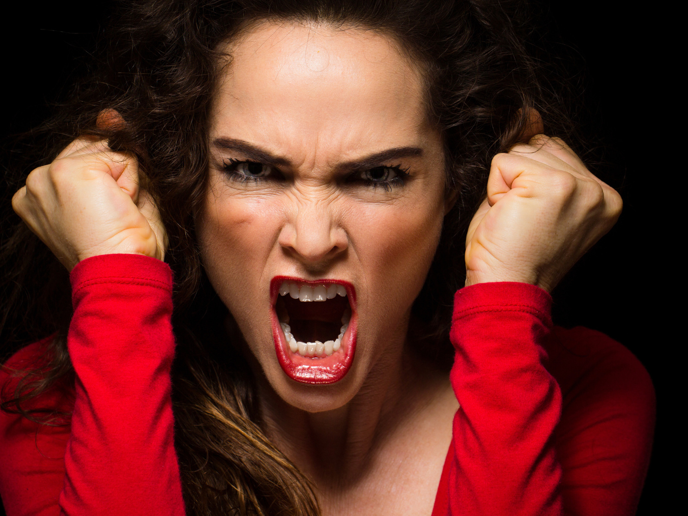 Эмоции на лице девушки в красном платье