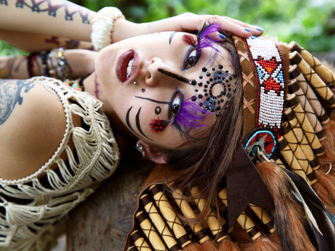 Девушка в костюме Коренного Американца с татуировками на теле