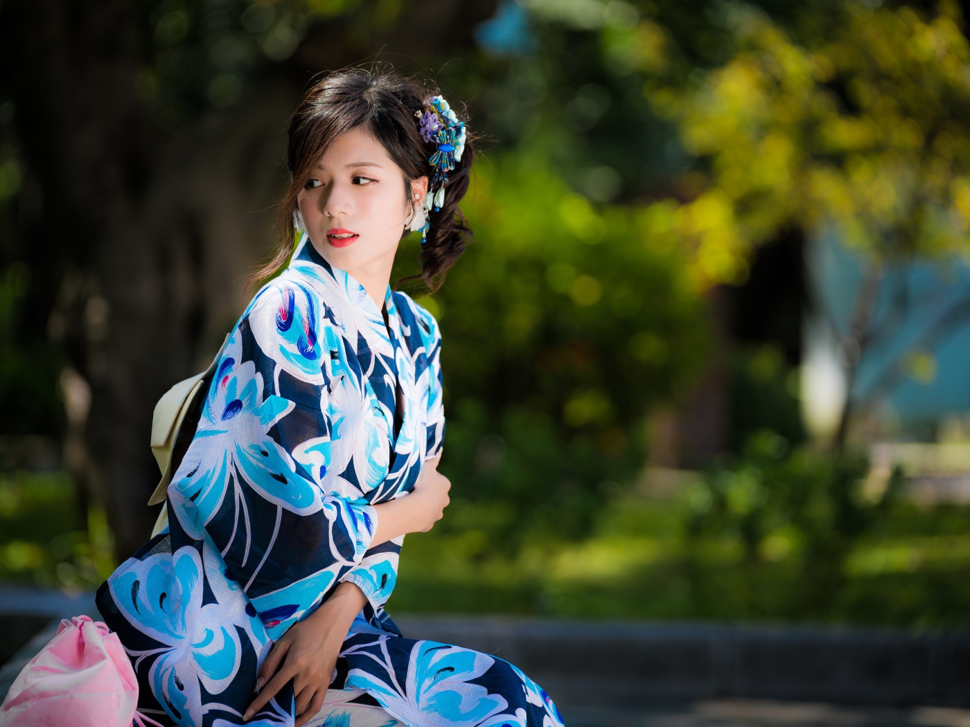 Молодая девушка азиатка в красивом кимоно