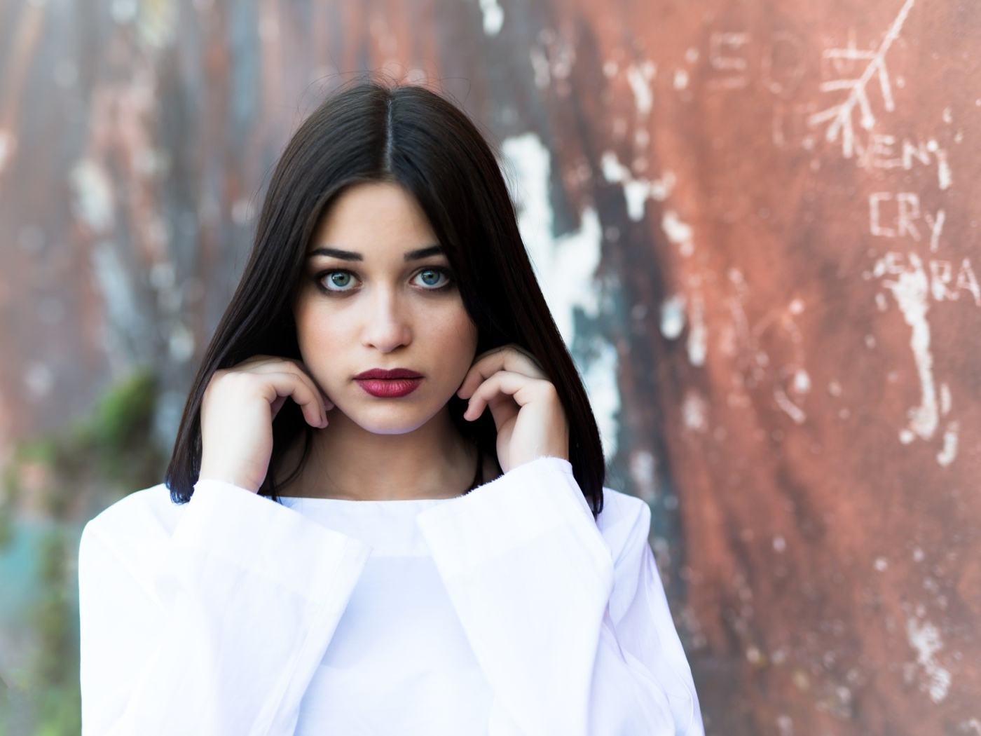 Молодая девушка с бордовыми губами в белом наряде 