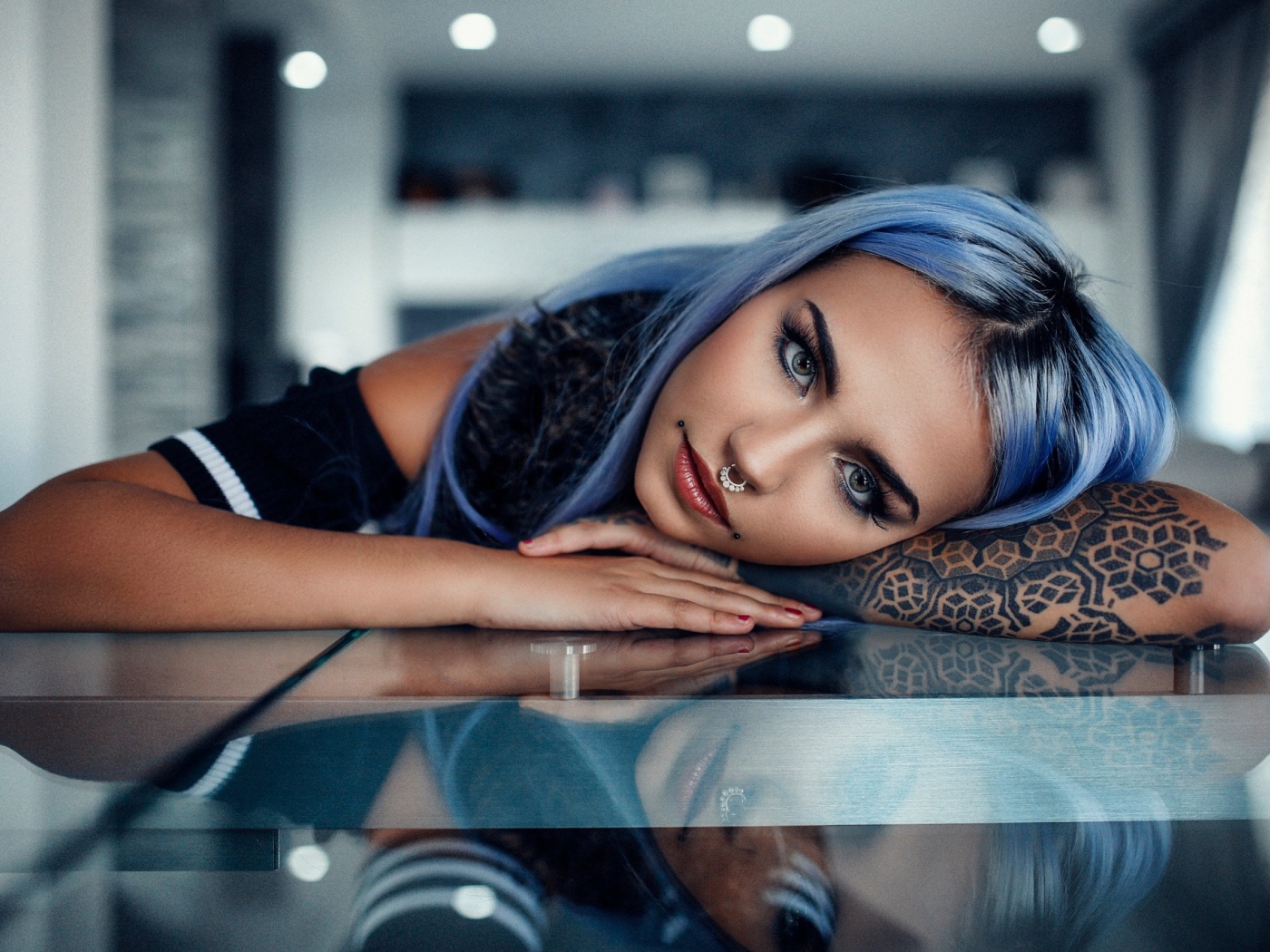 Девушка неформалка с татуировкой на руке 