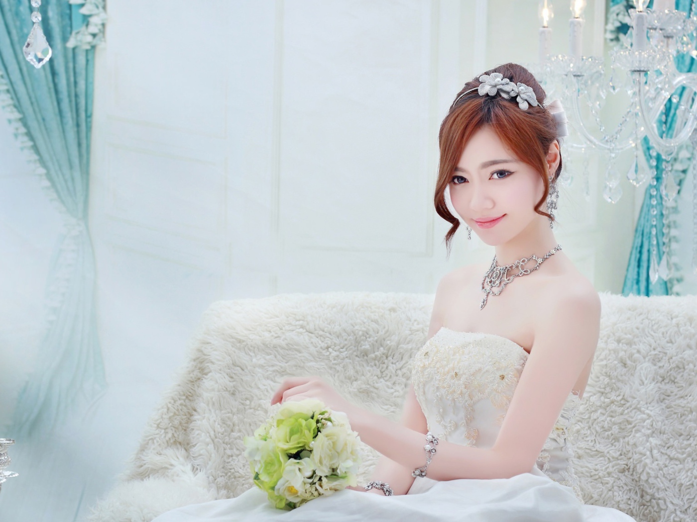 Девушка азиатка в белом свадебном платье 