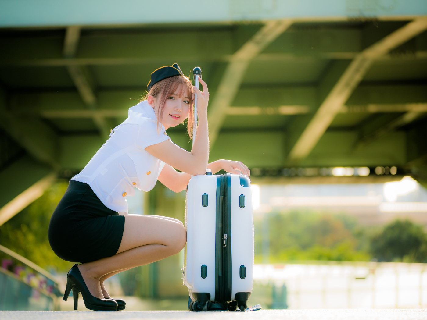Девушка азиатка стюардесса с чемоданом