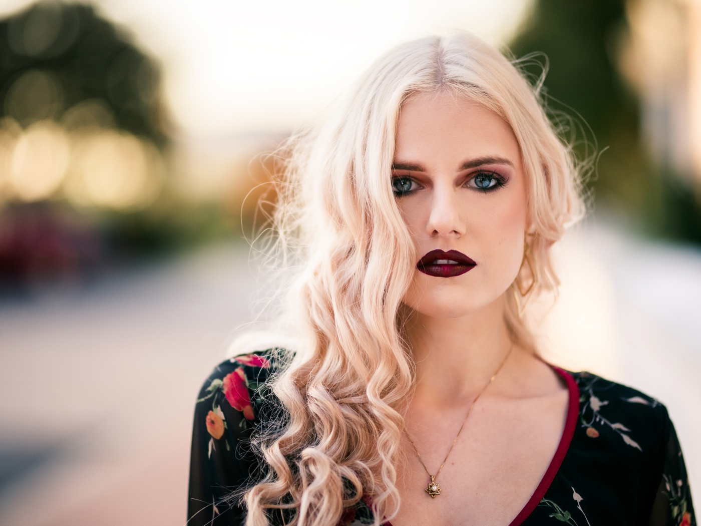 Красивая девушка блондинка с  красными губами