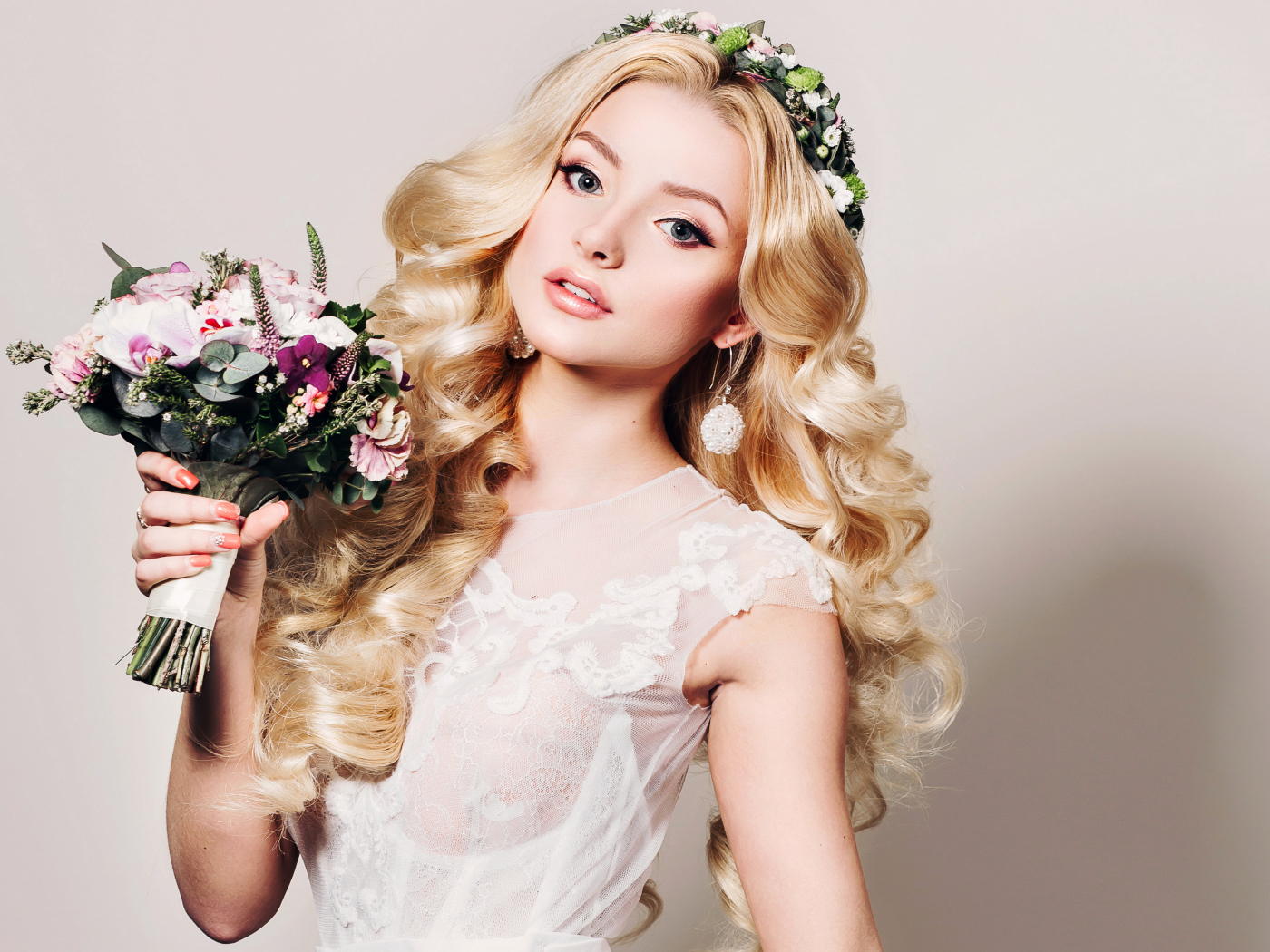 Красивая нежная блондинка с букетом цветов в руках