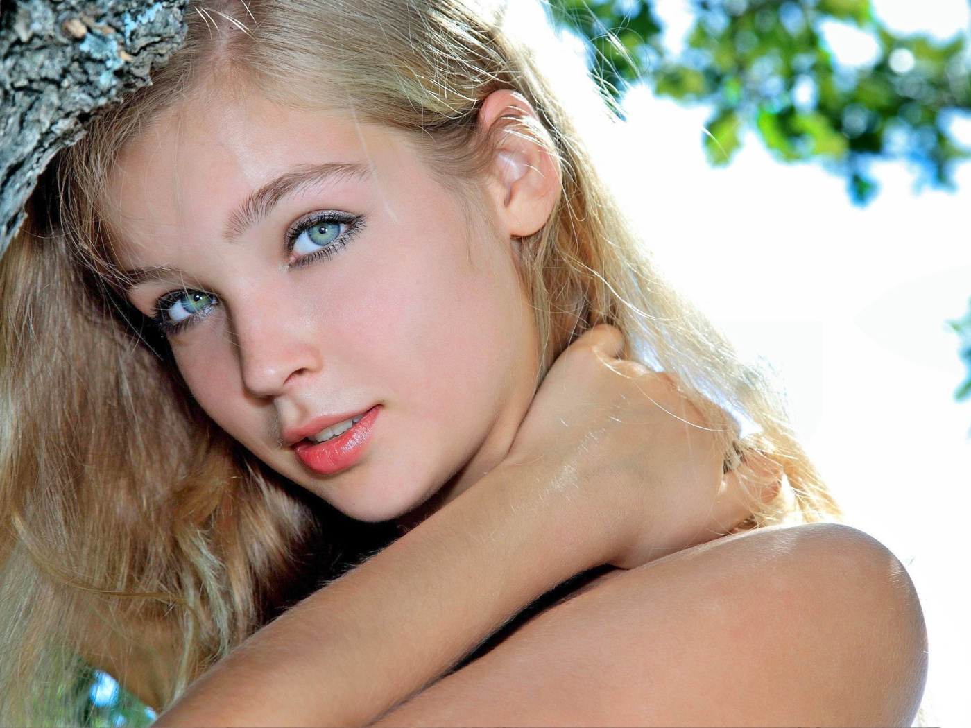 Красивая нежная голубоглазая блондинка