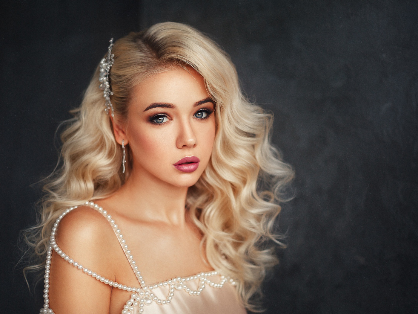 Красивая нежная девушка блондинка в красивом платье