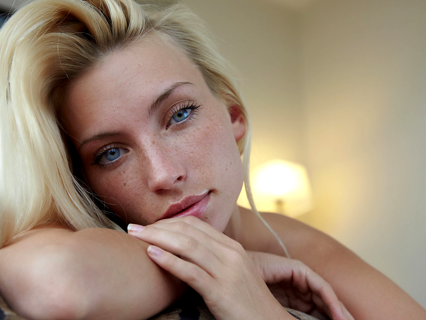 Красивая девушка блондинка с голубыми глазами 