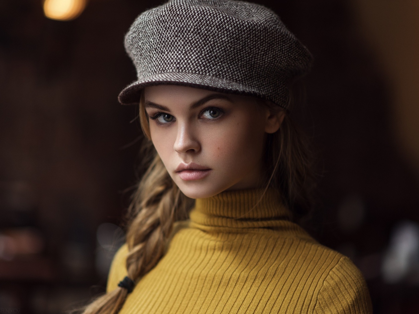 Красивая девушка с косой в кепке