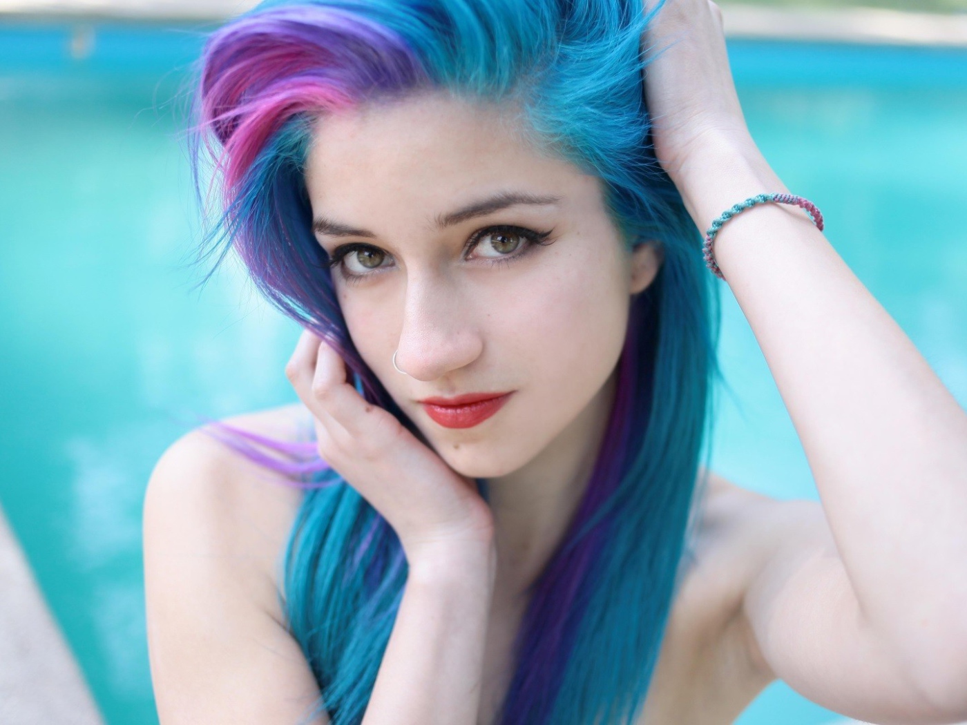 Красивая девушка с длинными голубыми волосами 