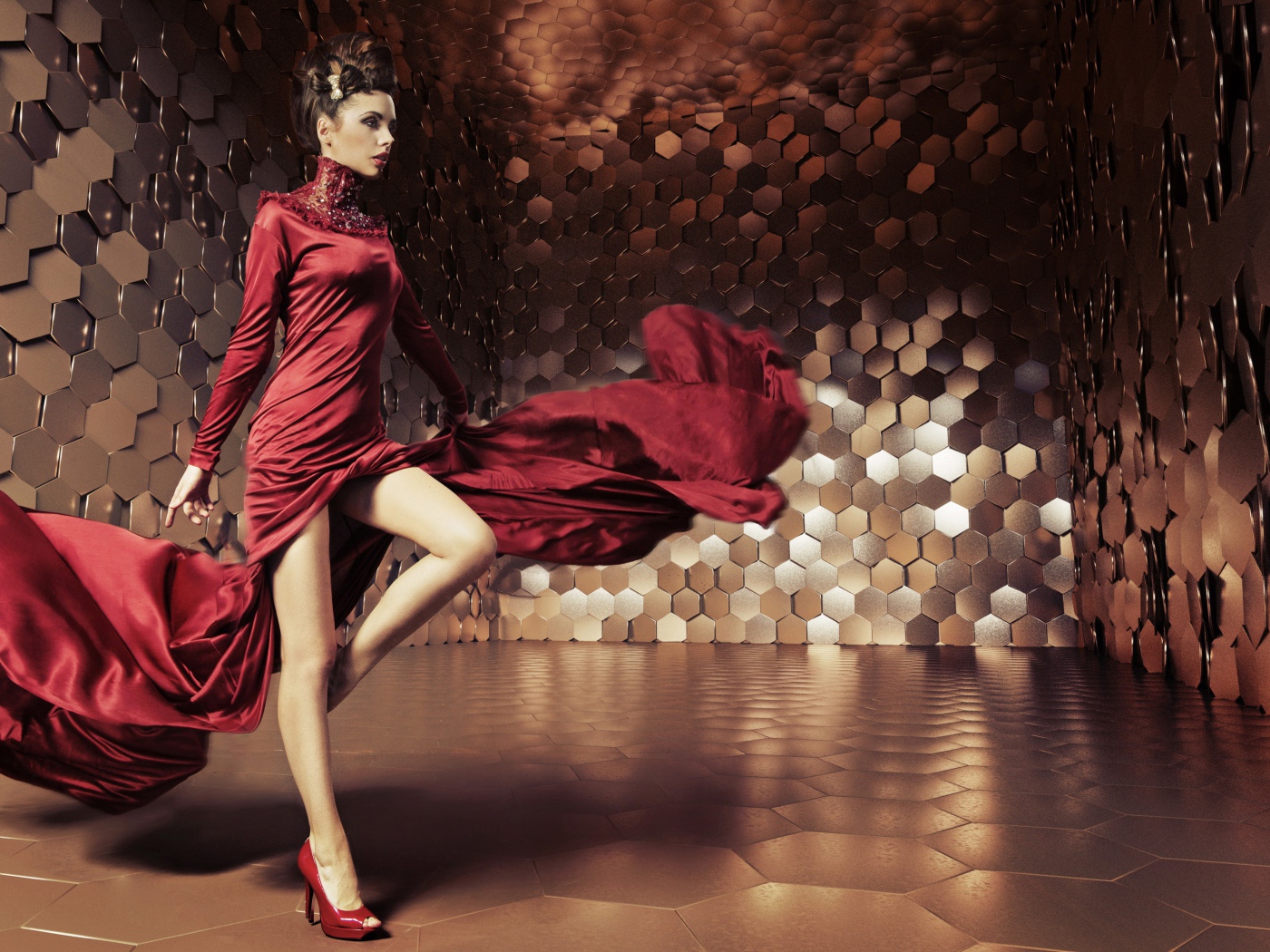 Красивая гламурная девушка в красном платье