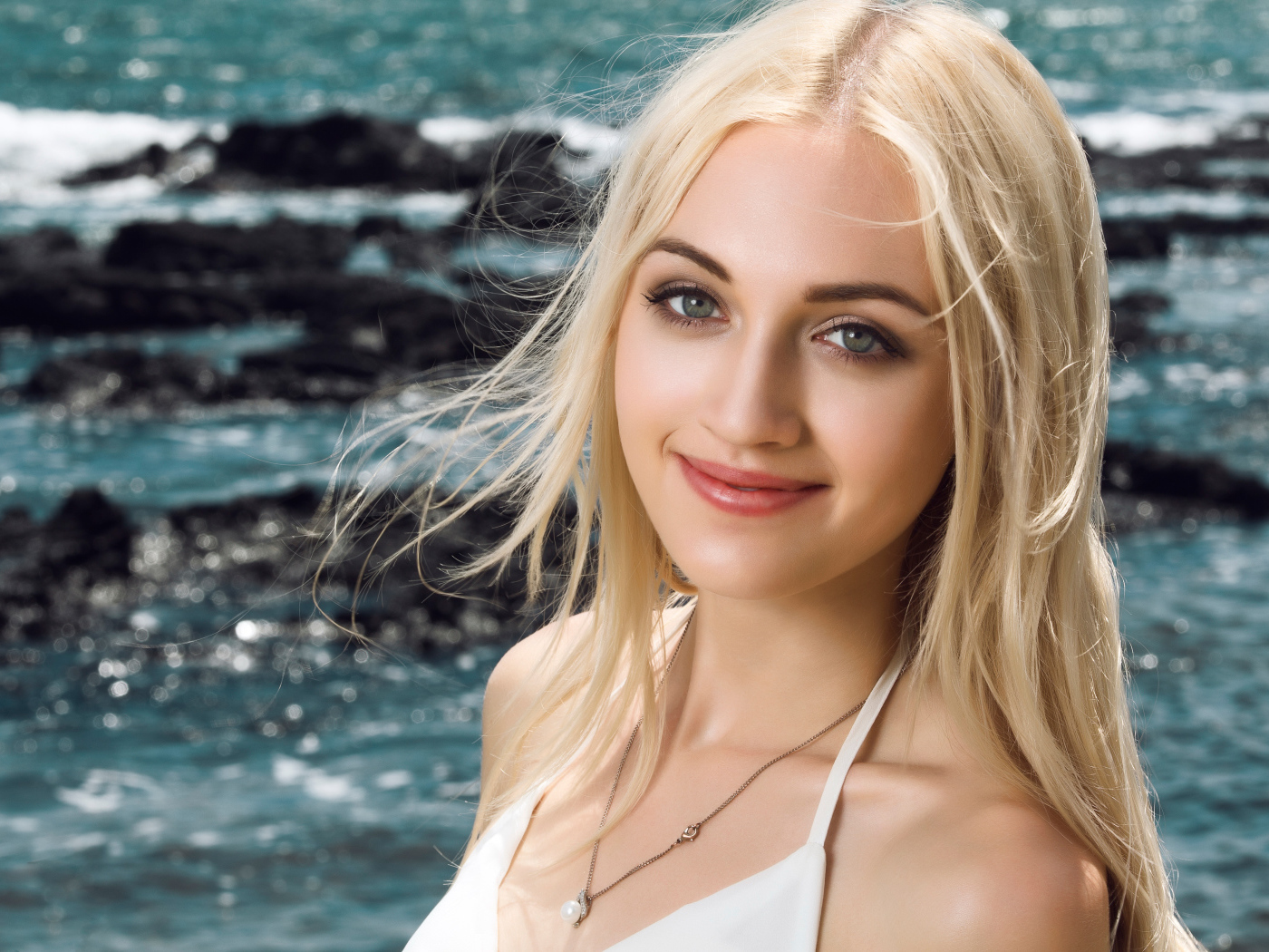 Красивая длинноволосая девушка блондинка на фоне океана 