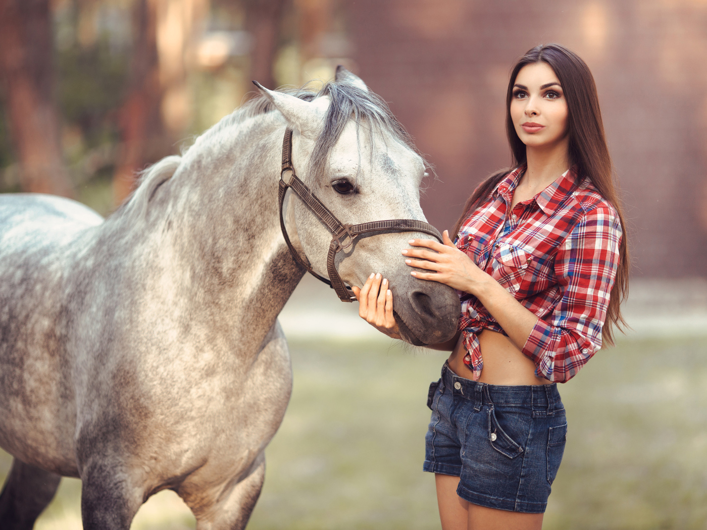 Красивая длинноволосая шатенка с лошадью