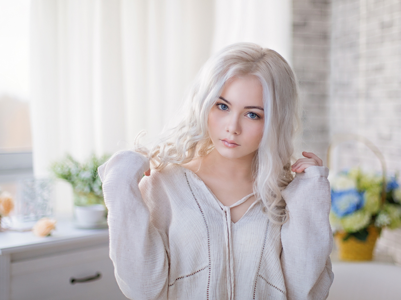 Красивая настоящая голубоглазая девушка блондинка